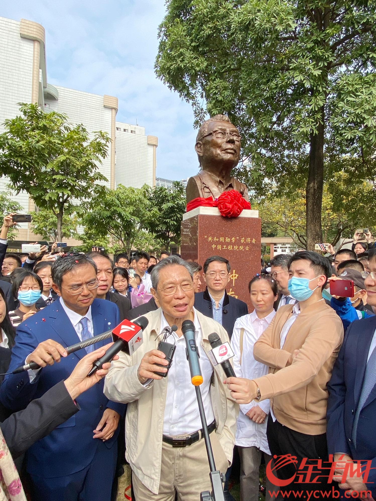 中国工程院院士钟南山为"钟南山雕像"揭幕